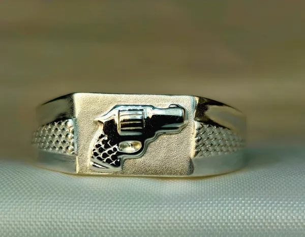 Silver_Revolver_Signet_Ring_With_A_Knurled_Band