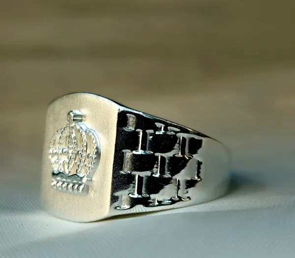 Silver_Royal_Crown_Signet_Ring_With_A_Geometric_Band