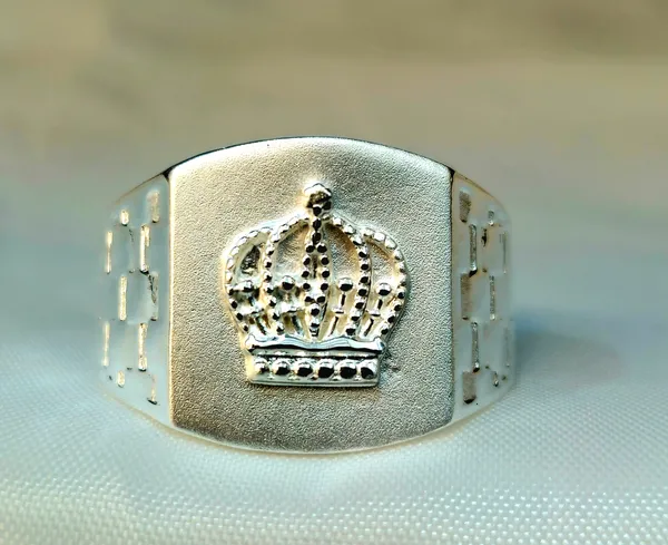 Silver_Royal_Crown_Signet_Ring_With_A_Geometric_Band