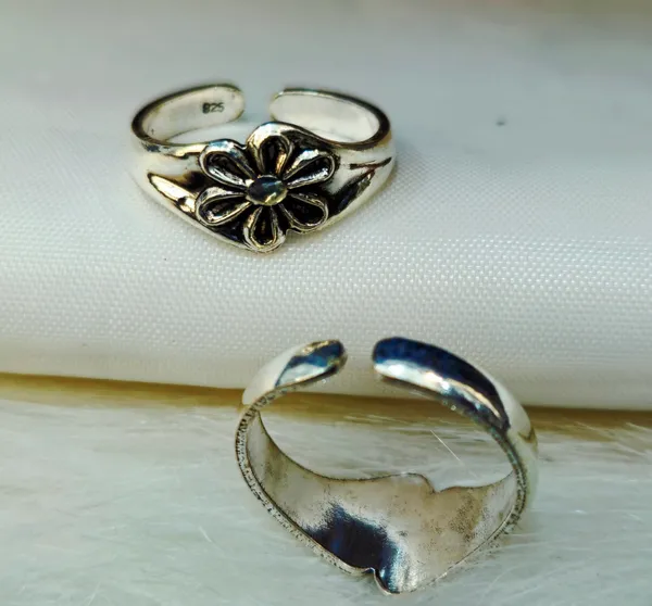 Antique-Finish_Silver_Daisy_Toe_Rings