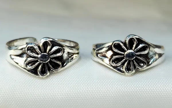 Antique-Finish_Silver_Daisy_Toe_Rings