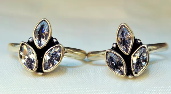 Antique-Finish_Silver_Tri-Marquise_Diamond_Cluster_Toe_Rings