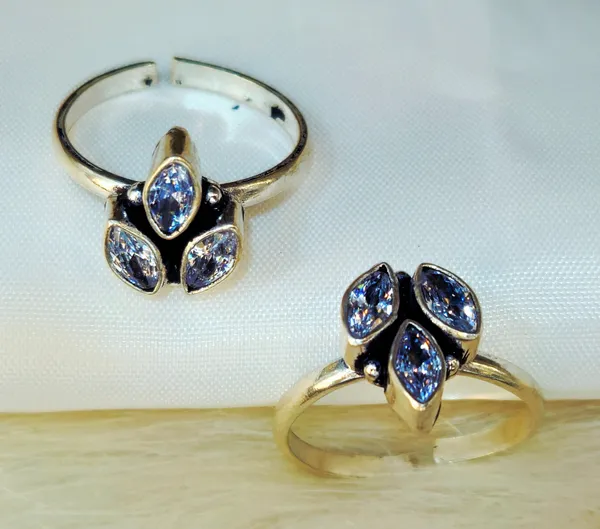 Antique-Finish_Silver_Tri-Marquise_Diamond_Cluster_Toe_Rings