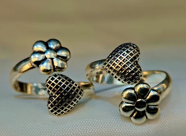 Silver_Flower_And_Textured_Heart_Bypass_Toe_Rings