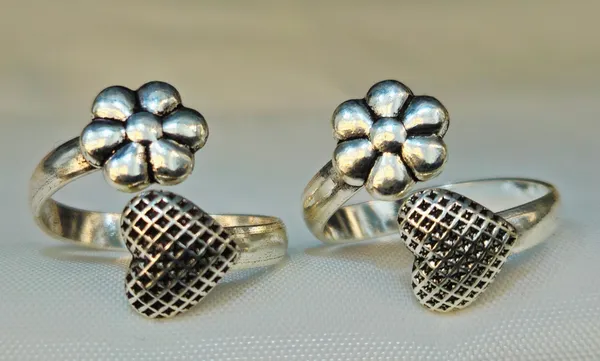 Silver_Flower_And_Textured_Heart_Bypass_Toe_Rings