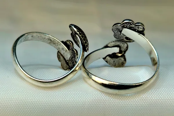 Silver_Flower_And_Textured_Heart_Bypass_Toe_Rings
