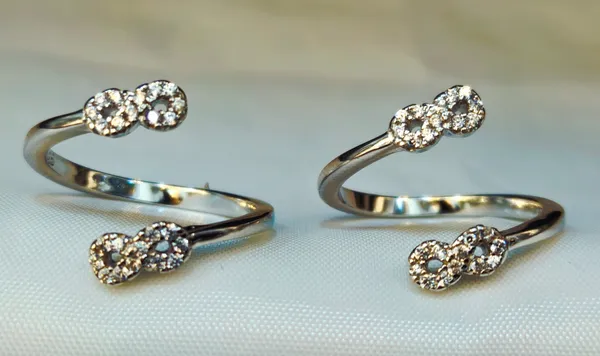 Polished_Silver_Crystal-Studded_Infinity_Bypass_Toe_Rings