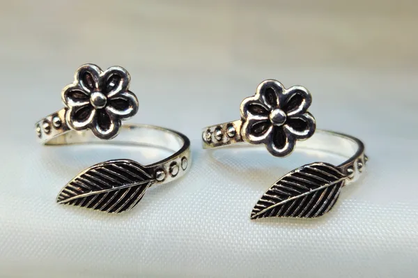 Antique-Finish_Silver_Flower_And_Leaf_Bypass_Toe_Rings