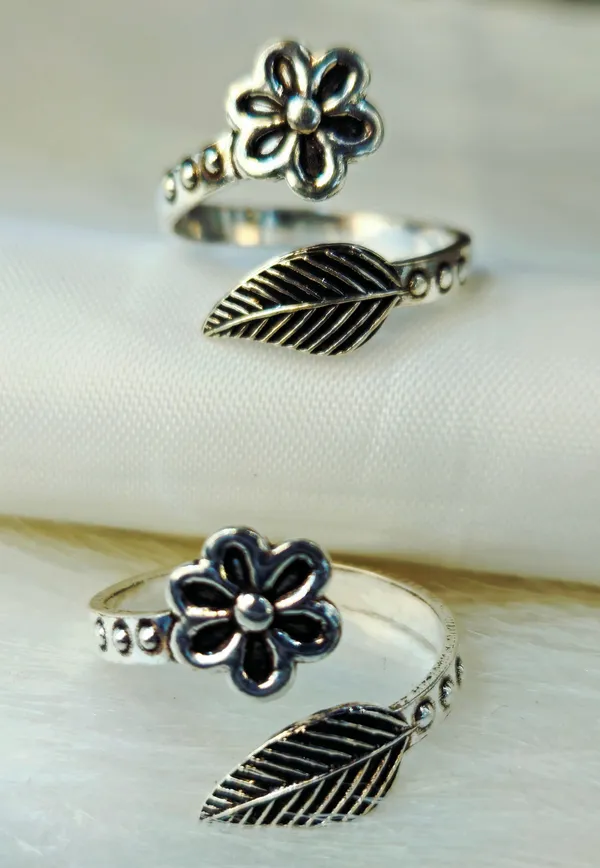 Antique-Finish_Silver_Flower_And_Leaf_Bypass_Toe_Rings