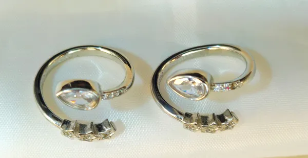 Silver_Star_Cluster_And_Pear_Diamond_Bypass_Toe_Rings