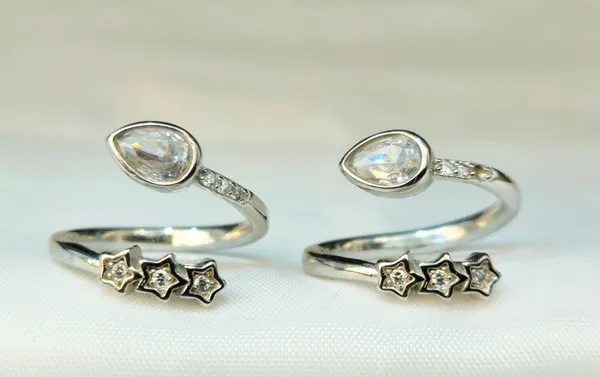 Silver_Star_Cluster_And_Pear_Diamond_Bypass_Toe_Rings