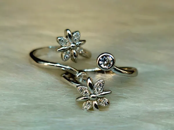 Polished_Silver_Diamond_Flower_And_Solitaire_Bypass_Toe_Rings