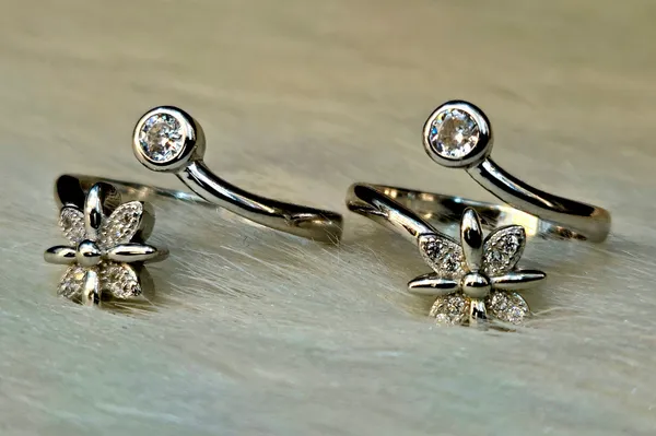 Polished_Silver_Diamond_Flower_And_Solitaire_Bypass_Toe_Rings
