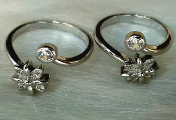 Polished_Silver_Diamond_Flower_And_Solitaire_Bypass_Toe_Rings
