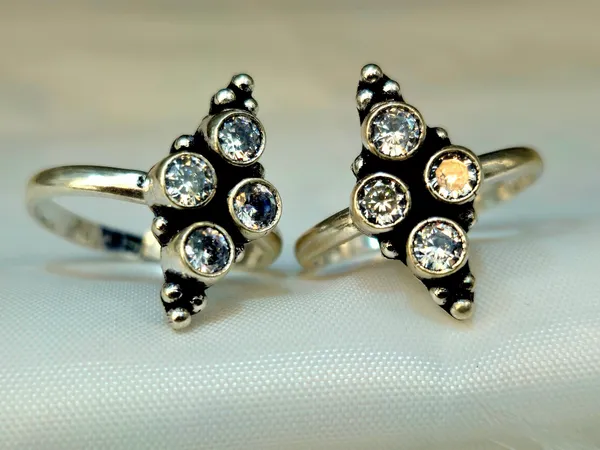 Antique-Finish_Silver_Four-Stone_Kite_Cluster_Toe_Rings