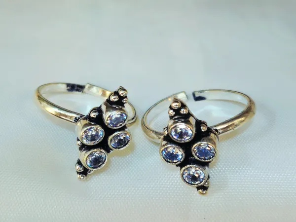 Antique-Finish_Silver_Four-Stone_Kite_Cluster_Toe_Rings