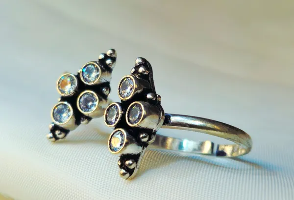 Antique-Finish_Silver_Four-Stone_Kite_Cluster_Toe_Rings