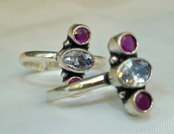 Antique-Finish_Silver_Vertical_Tri-Stone_Toe_Rings