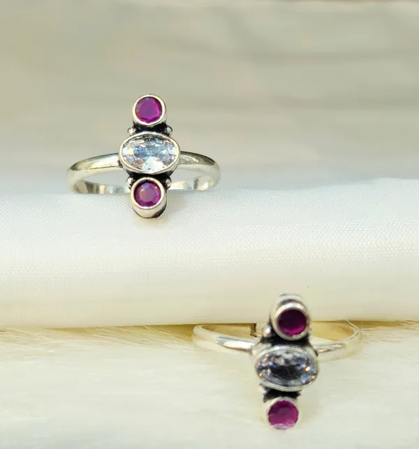 Antique-Finish_Silver_Vertical_Tri-Stone_Toe_Rings