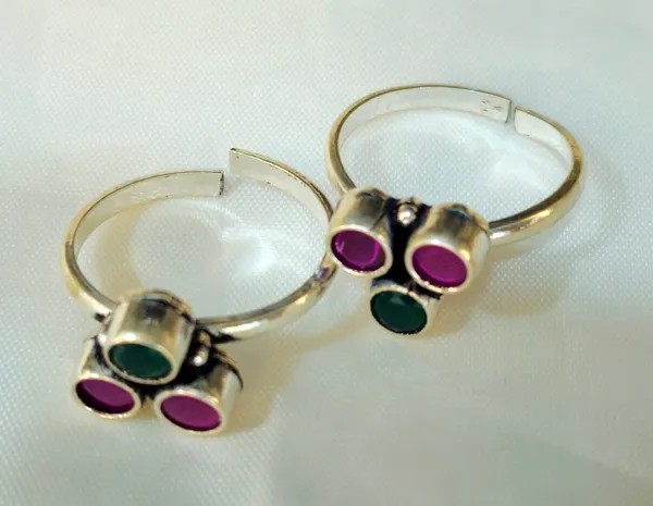 Antique-Finish_Silver_Tri-Stone_Cluster_Toe_Rings