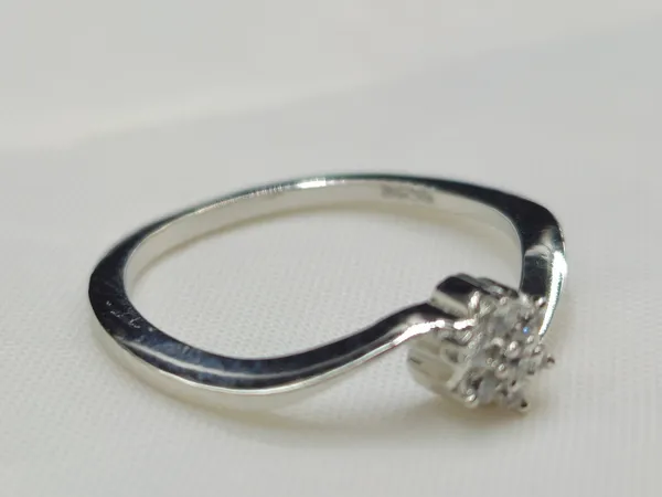 Floral_Cluster_Ring_With_A_Twist_Shank