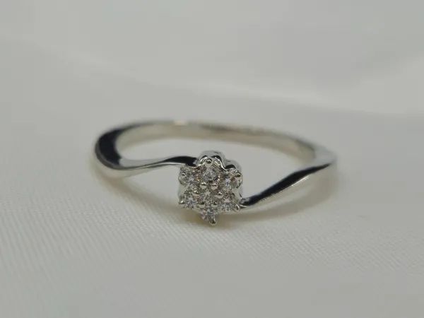 Floral_Cluster_Ring_With_A_Twist_Shank