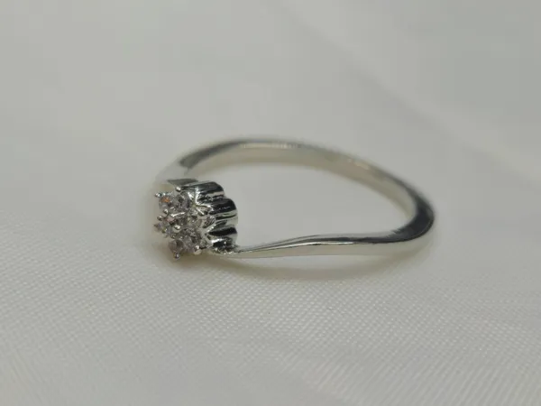 Floral_Cluster_Ring_With_A_Twist_Shank