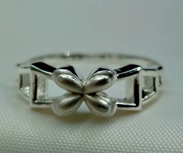Silver_Four-Leaf_Clover_Ring