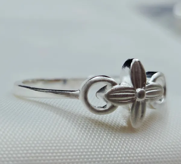 Matte_Silver-Toned_Floral_Quatrefoil_Ring