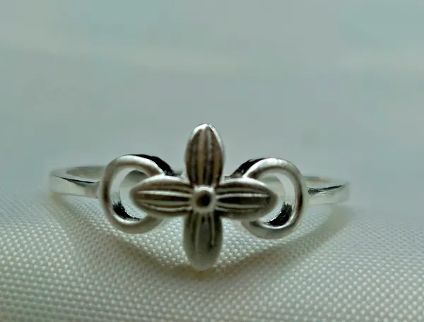Matte_Silver-Toned_Floral_Quatrefoil_Ring