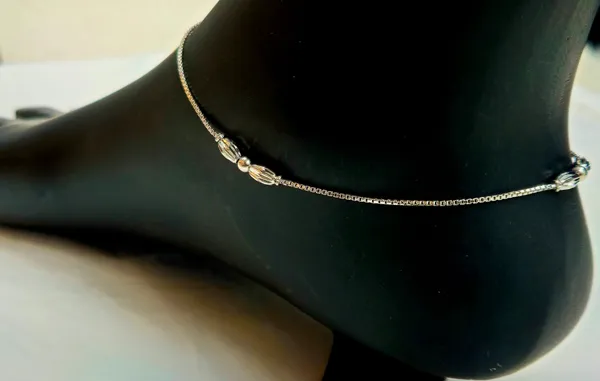 Minimalist_Silver-Toned_Beaded_Anklet