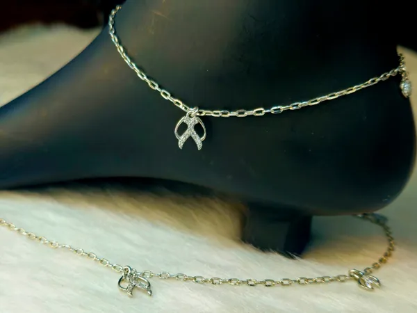 Silver-Toned_Sparkling_Ribbon_Charm_Anklet