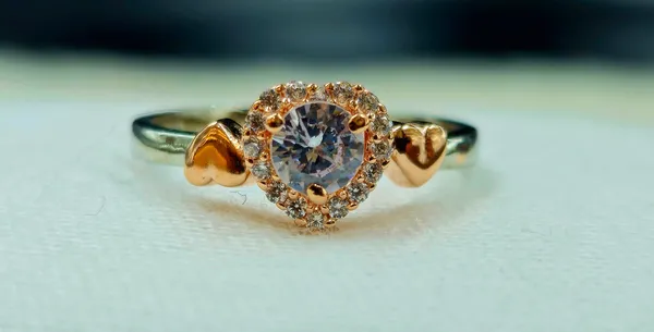 Sterling_Silver_Heart-Shaped_Ring_With_A_Two-Tone_Design