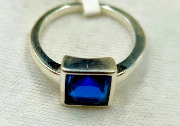 Square-Cut,_Deep_Blue_Gemstone_Ring