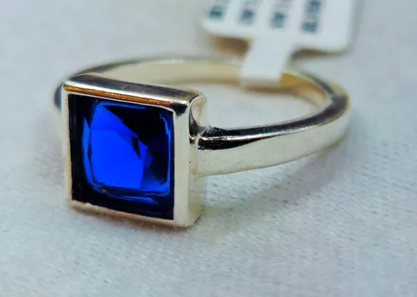 Square-Cut,_Deep_Blue_Gemstone_Ring