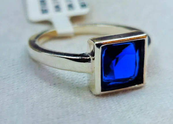 Square-Cut,_Deep_Blue_Gemstone_Ring