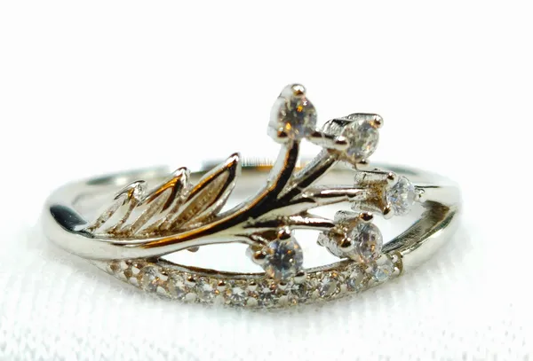 Sparkling_Vine_&_Pave_Ring