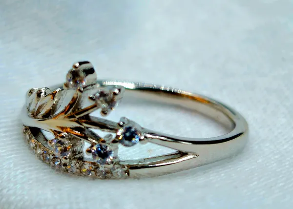 Sparkling_Vine_&_Pave_Ring