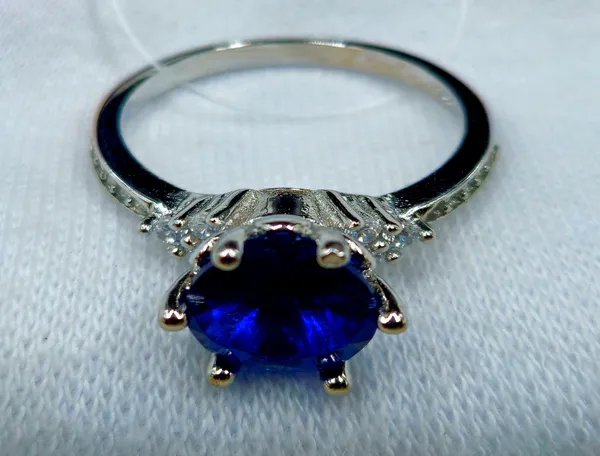 Royal_Blue_Sapphire_Solitaire_Ring
