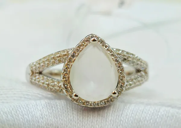 Luminous_Moonstone_Halo_Ring