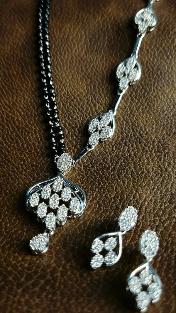 Sparkle_Bloom_Silver_Necklace
