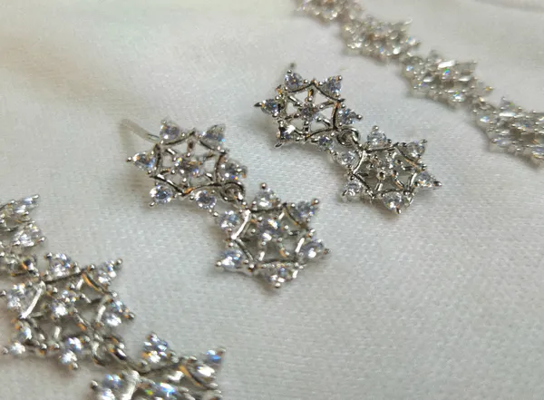 Frosted_Star_Cluster_Necklace