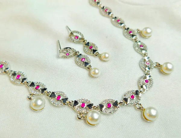 Pink_Luxe_Pearl_Necklace