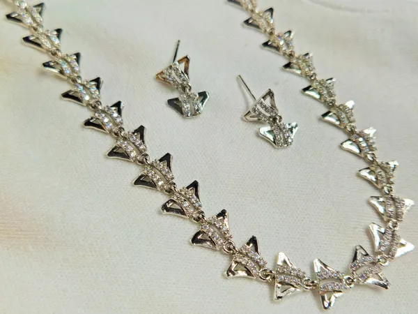 Starlet_Arrow_Necklace