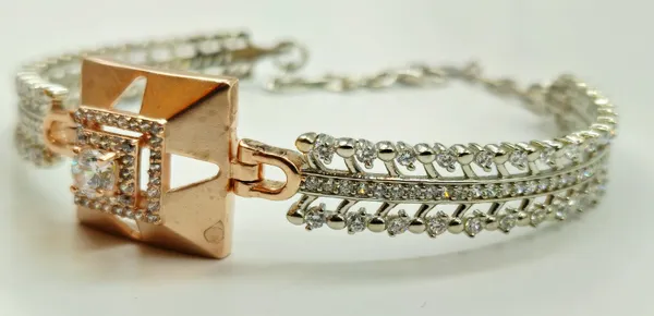 Silver_Diamond-Styled_Bracelet