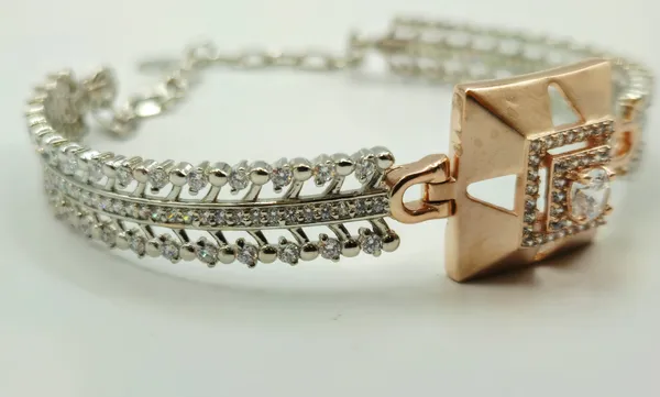 Silver_Diamond-Styled_Bracelet