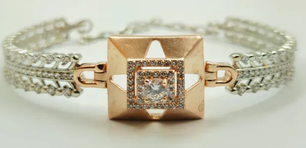 Silver_Diamond-Styled_Bracelet