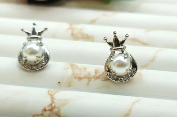 Royal_Pearl_Crown_Stud_Earrings