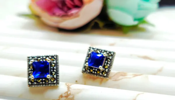 Blue_Sapphire_Vintage_Stud_Earrings
