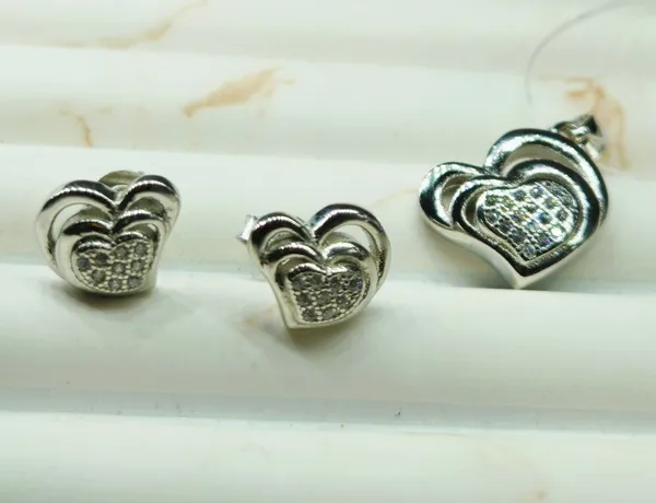 Charming_Heart_Shaped_Pendant_Set__For_Women